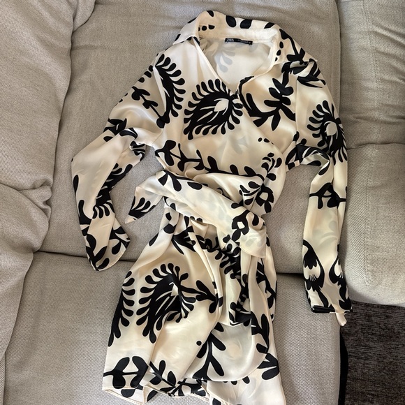 Zara Monochrome Floral Wrap Dress - Picture 2 of 3